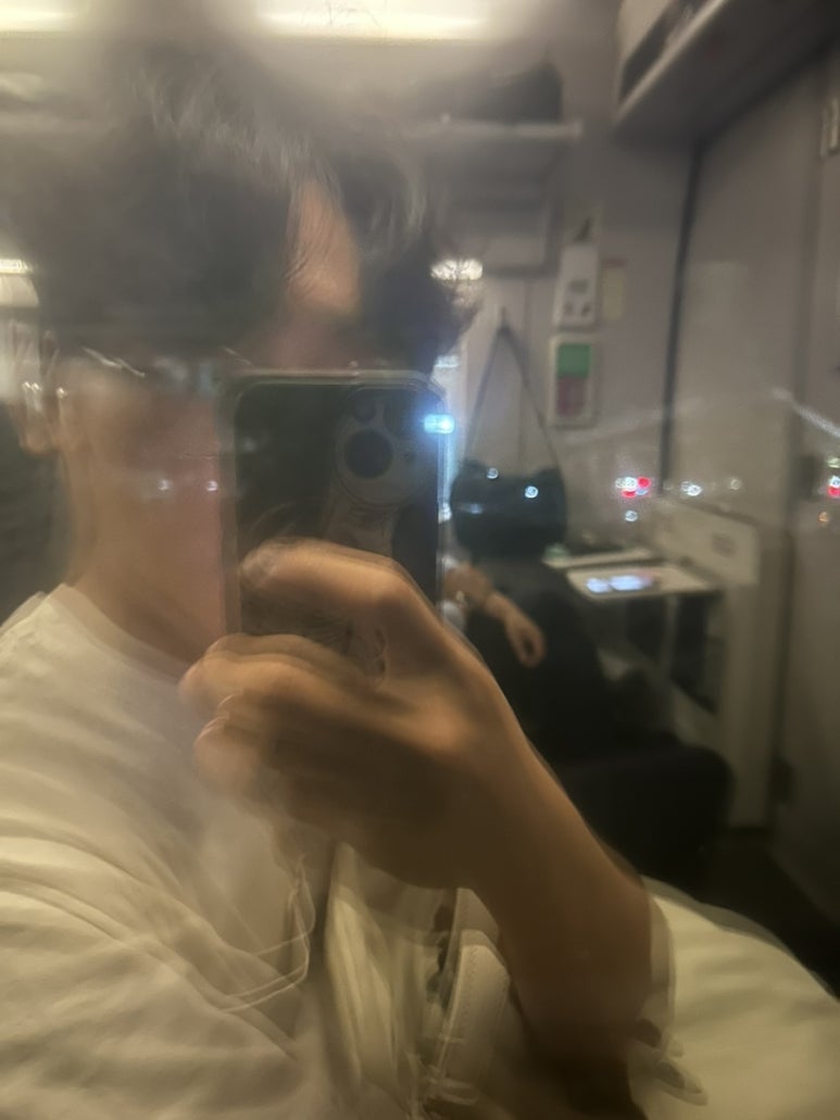 가는 길에 셀카? 창문? 암튼 왜 찍은 지 모를 사진도 찍어주고 부산으로 향했다.