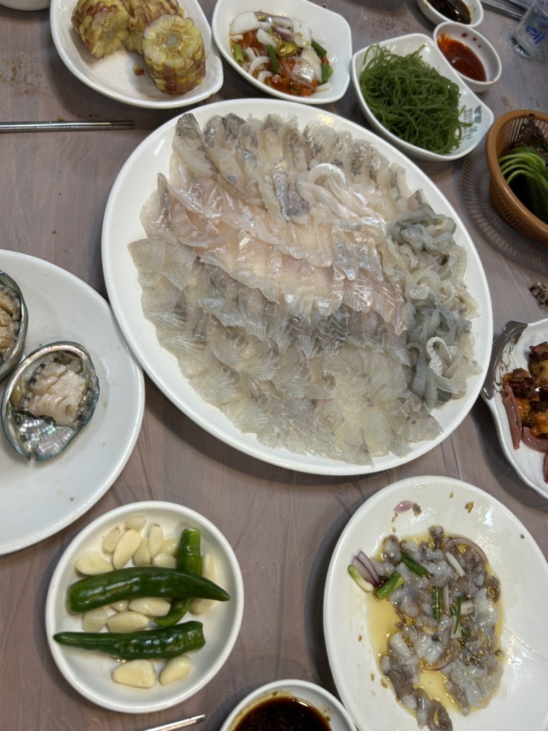 회도 먹고 산낙지도 먹고 새우회도 먹고 매운탕도 먹고 골고루 잘 먹었다.