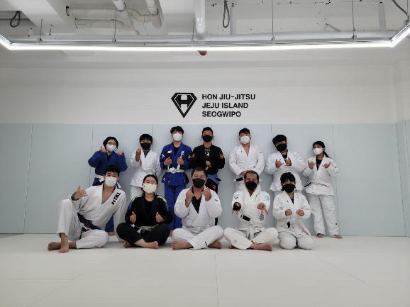 운동을 안 한 지 꽤 지나서 좀 심심하기도 하고 마침 근처에 주짓수 도장이 있어서 미리 연락을 드리고 우리 체육관 관장님께도 말씀을 드리고 방문했었다.