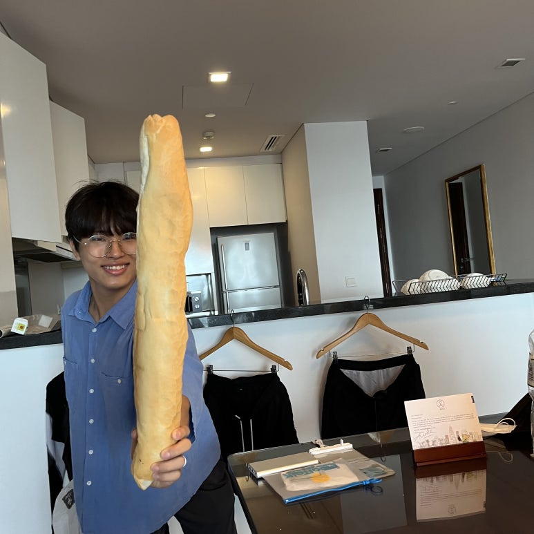 이날 근처 마트에서 장을 잔뜩 봐서 왔는데 지금 바게트를 들고 있는 모자라 보이는 친구가 저녁을 해주겠다고 호기롭게 고기를 사 왔다.
