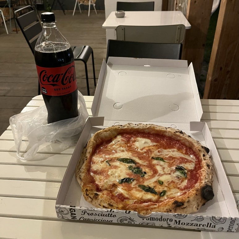 블로그에도 썼었지만 나폴리에서 먹은 마르게리타 피자 진짜 존나 맛있다.