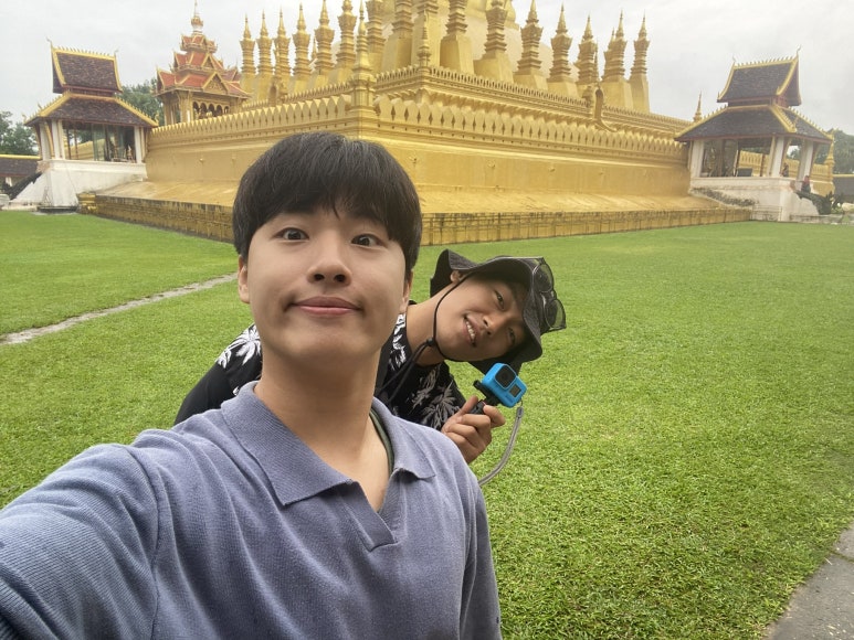 황금 사원에 갔을 때 사진을 찍어주다가 어디 모서리에 어깨가 찍혀서 상처가 생겼었는데 최근에 샤워하면서 보니깐 아예 흉터가 만들어졌다.