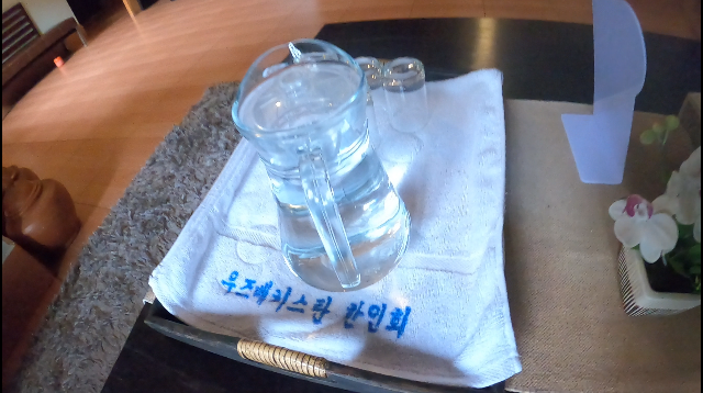마사지를 받고 남은 한 명을 기다리고 있는데 선반 위에 물이 있어서 먹으려고 봤더니 이런 수건이 깔려 있었다.