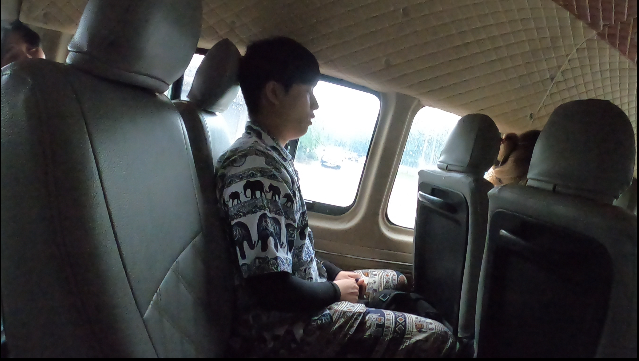 전날 양주를 너무 많이 마셔서 다들 숙취에 쩔어있다.