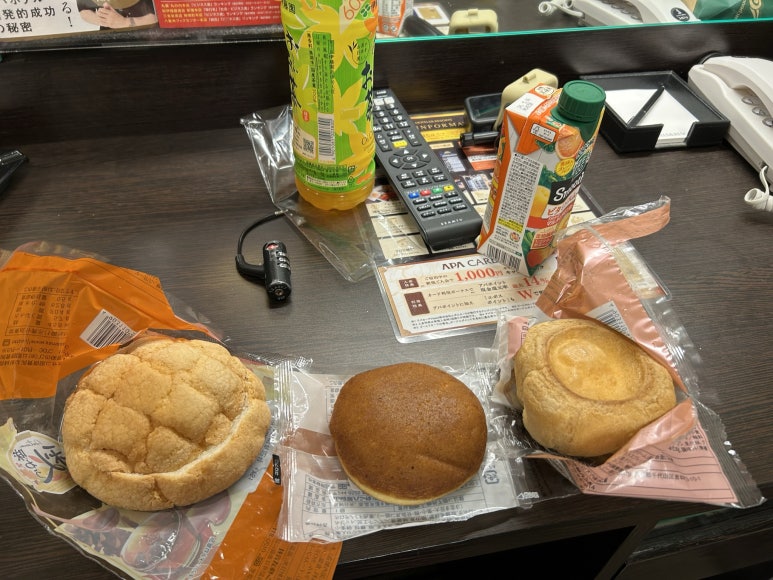 클럽에서 잘 놀고 숙소로 오는 길에 편의점에 들러서 먹을 걸 간단하게 사 왔다.