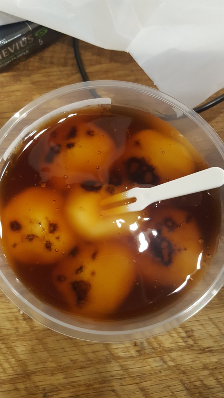 비주얼이 예쁜 떡이 있어서 냉큼 사서 먹었는데 굉장히 맛없었다.