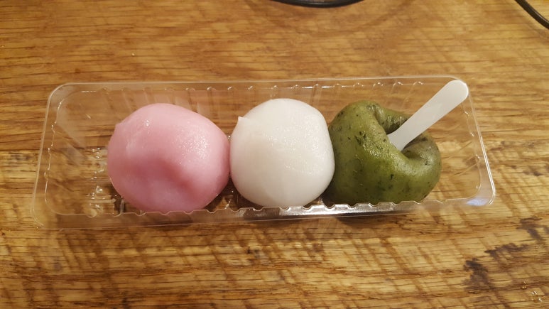 비주얼이 예쁜 떡이 있어서 냉큼 사서 먹었는데 굉장히 맛없었다.