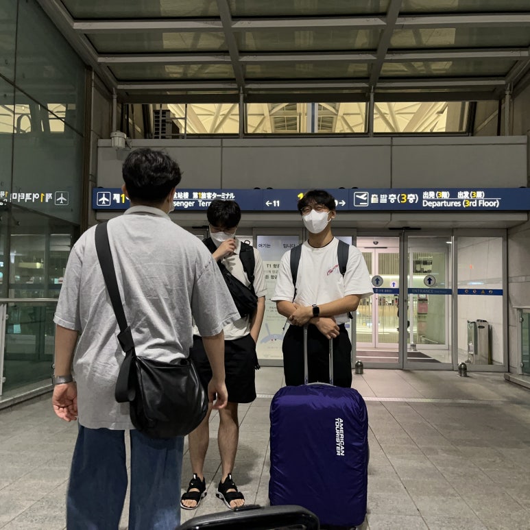 친구의 쓸쓸한 등이다.