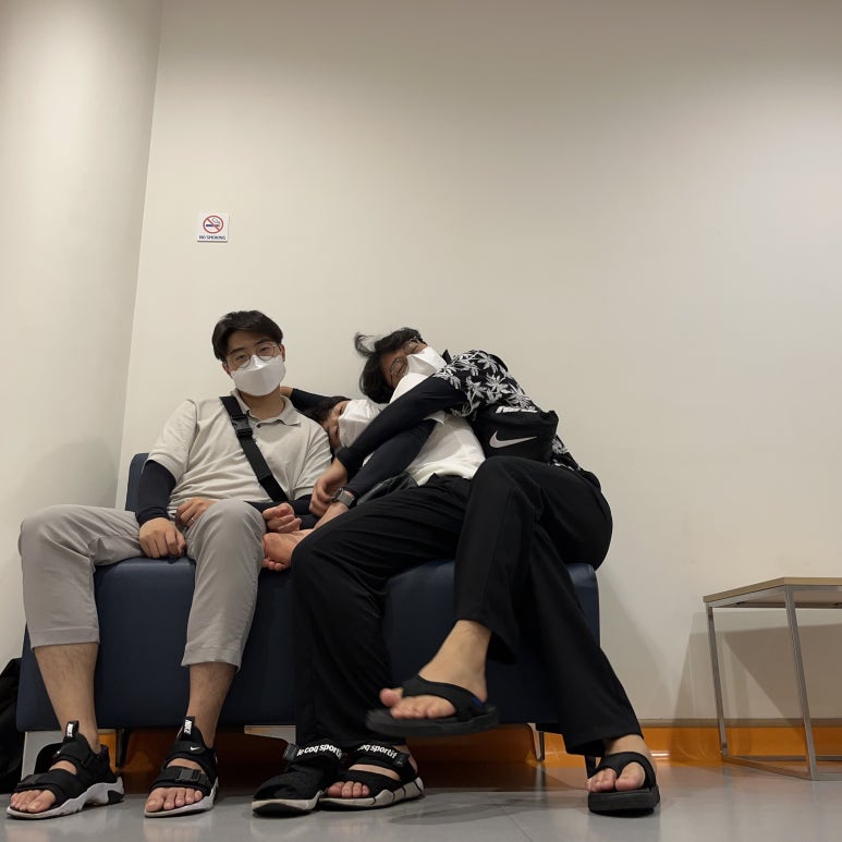 친구가 팔을 꿰매고 있을 때 대기실에 앉아서 찍었다.