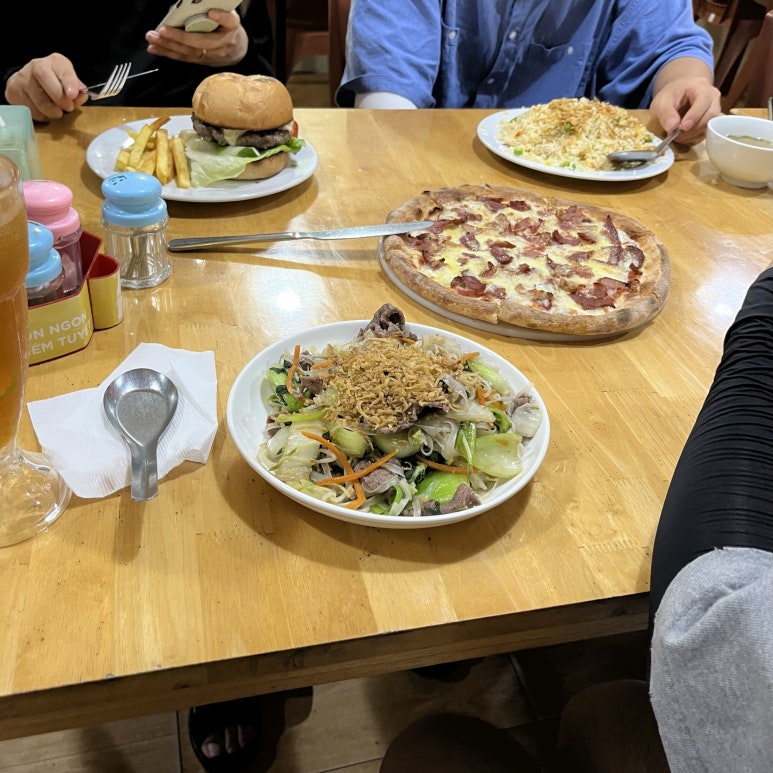 음식 조합은 전혀 어울리지 않았지만 나름 잘 먹고 숙소로 돌아와서 과일과 과자를 먹으면서 시간을 보냈다.