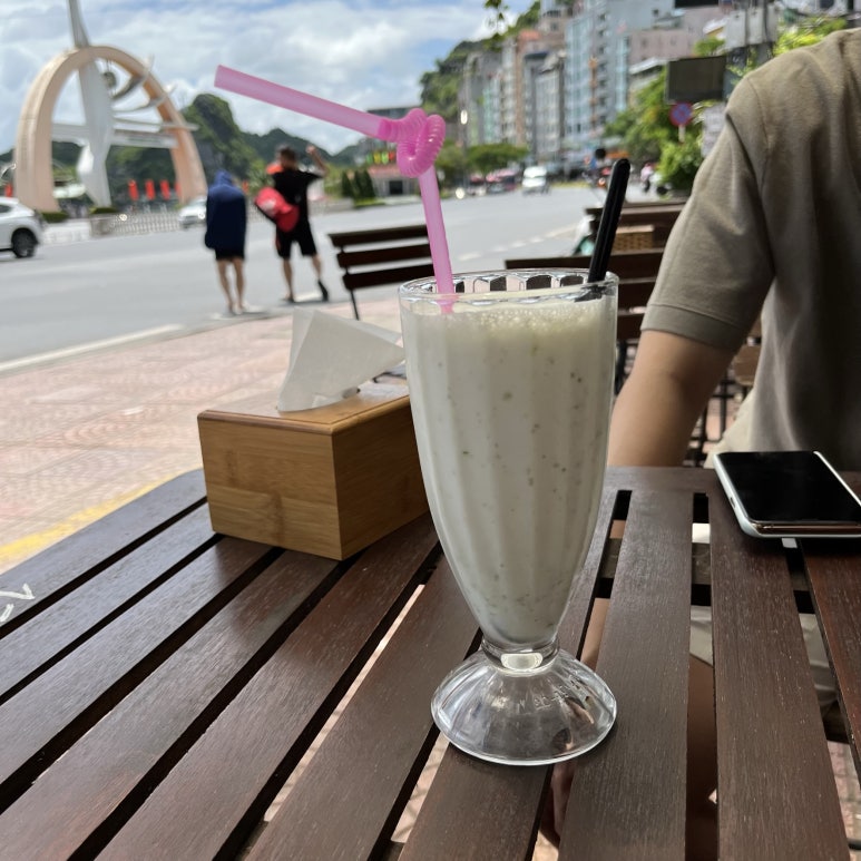 짐을 가지고 내려와서 1층 카페에서 배가 오기를 기다렸다.