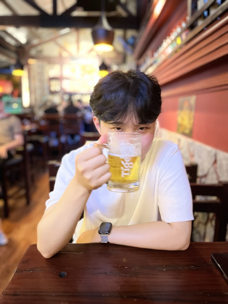 과일 안주를 시켰는데 소금장? 같은걸 같이 준다 알고 보니 저 초록색 과일을 찍어먹는다고 하는데 그냥 먹으면 약간 떫어서 그런 것 같다 내 취향은 아니었다.