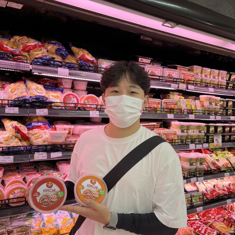 꽤 큰 마트였는데 김치가 있었다.