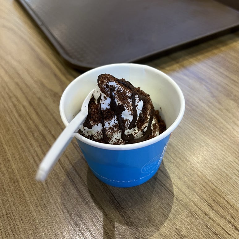 맥도널드에서 아이스크림도 먹고 미리 기념품을 탐색해 놨다.