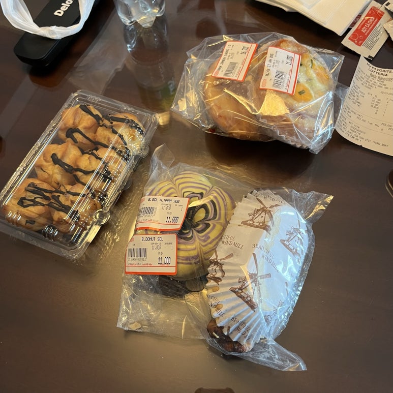 빵도 잔뜩 사 오고 고기, 과일도 사 와서 하루 종일 호텔에서 놀았다.