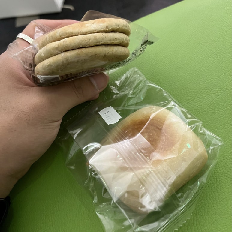 라운지에 있는 모든 음식을 굉장히 잘 챙겨 먹고 자고 다시 밥 먹고 자고를 반복하니 곧 비행기 탑승시간이 다가왔다.