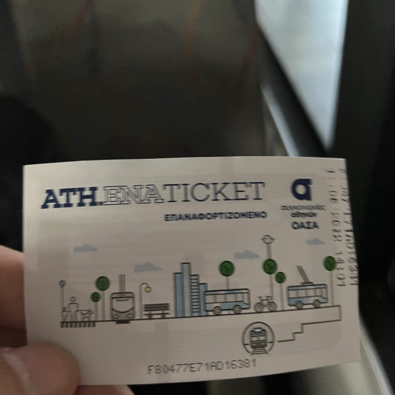 공항 밖에 나와 다운타운으로 가는 버스표를 사는데 당시 판매원이 &ldquo;왘&rdquo; 이렇게 소리쳤다.