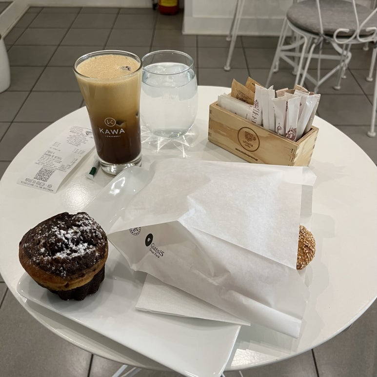버스 터미널 근처 카페에서 빵과 그리스 커피를 시키고 버스시간까지 시간이 많이 떠서 핸드폰으로 유튜브를 보면서 앉아있었다.