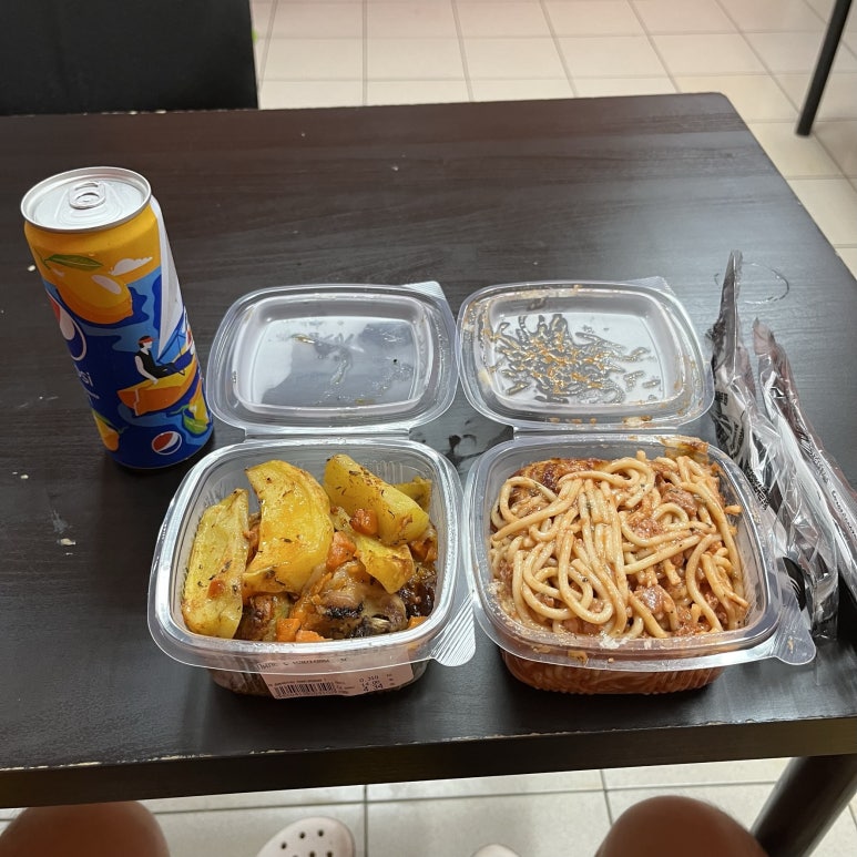 숙소에 애매하게 늦은 시간에 도착했다.