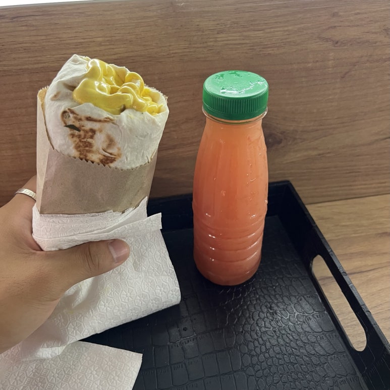 아침으로 러시아식? 케밥과 자몽주스를 먹고 본격적으로 소피아를 둘러볼 생각이다.