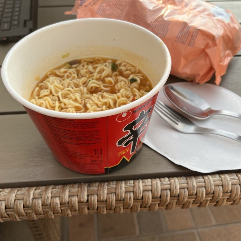 여행한 지 2주 만에 한식을 먹었다.