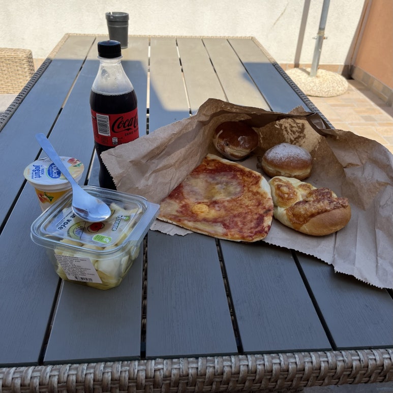 점심으로 호스텔 근처에 있는 빵집에서 맛있어보이는 빵을 잔뜩 집어 들고 마트에 가서 디저트까지 샀다.