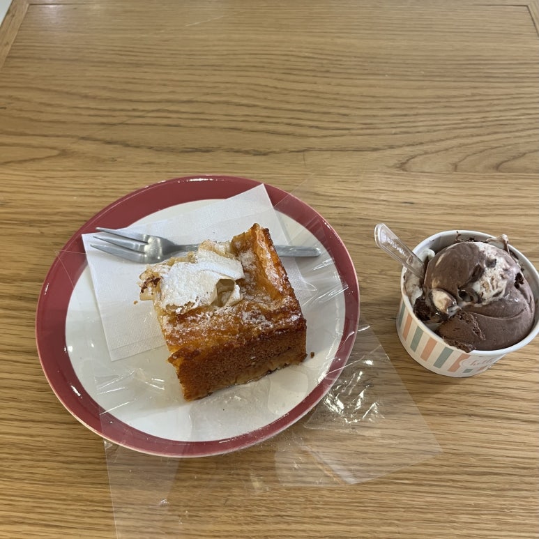 산에서 내려와서 터벅터벅 걷다 눈앞에 보이는 아이스크림 가게에 들어가서 맛있어 보이는 빵 하나와 아이스크림을 시켜서 떨어진 당을 충전했다.