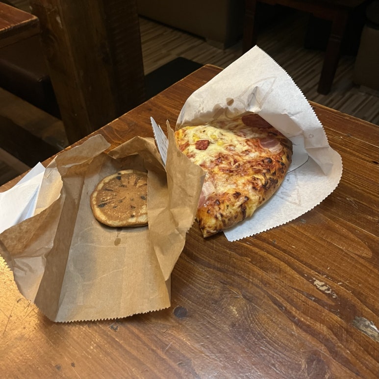 저녁에 숙소로 돌아오면서 간단하게 먹을 것을 사 왔다.
