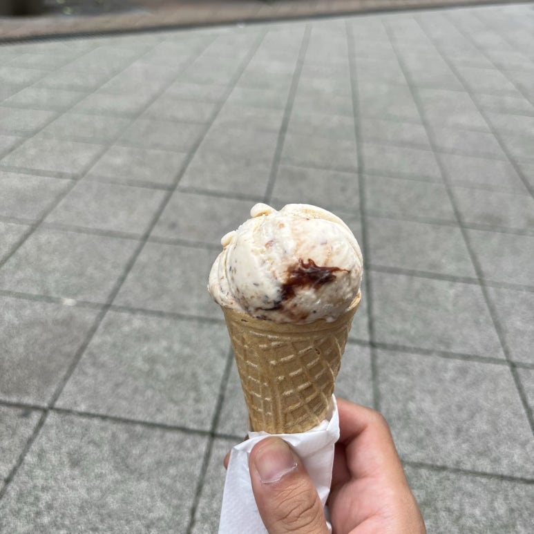 숙소가 있는 골목에 젤라토 가판대가 있어서 젤라토를 먹었다.