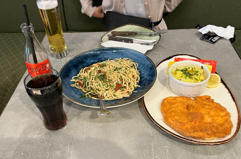 토마토? 파스타와 슈니첼을 시켰다.