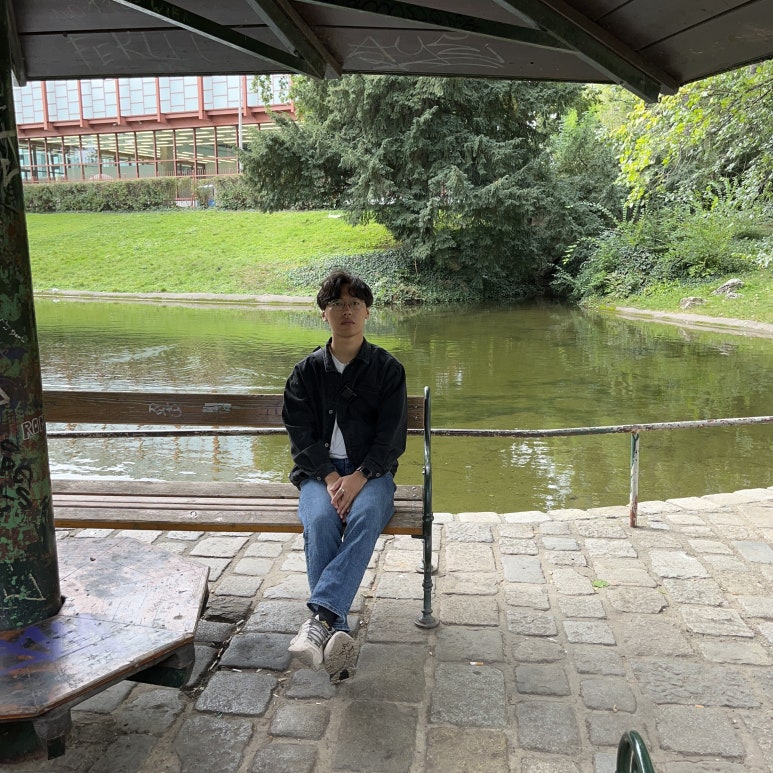 근처 연못에서 앉아 새소리도 듣고 바람에 흔들리는 나뭇잎 소리도 듣고 함 좋았다.
