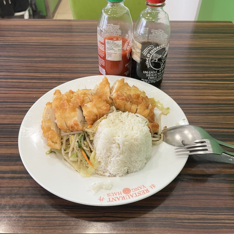아침은 숙소 근처에 있는 중국 음식점에서 먹었다.