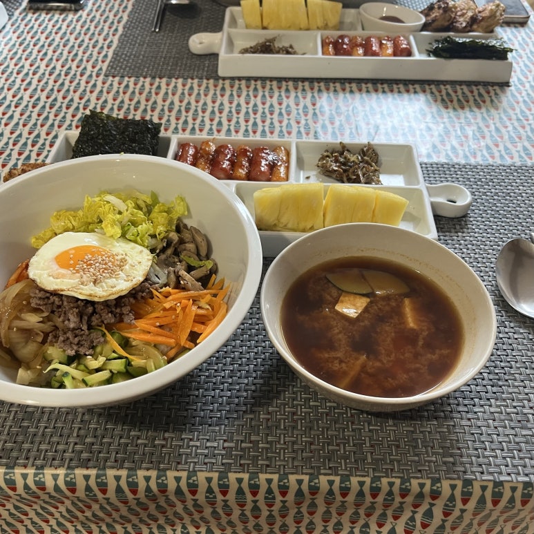 예스 프라하 한인 민박도 아침부터 진수성찬이었다.