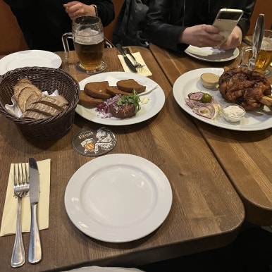 저녁에 일행들과 합류 후 코젤 직영점에 꼴레뇨를 먹으러 왔다.