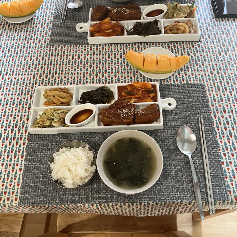 또 아침부터 진수성찬이다.