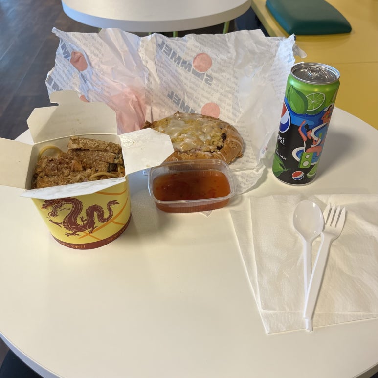 어느덧 저녁 시간이 되어서 호스텔 근처에서 음식을 사 왔다.