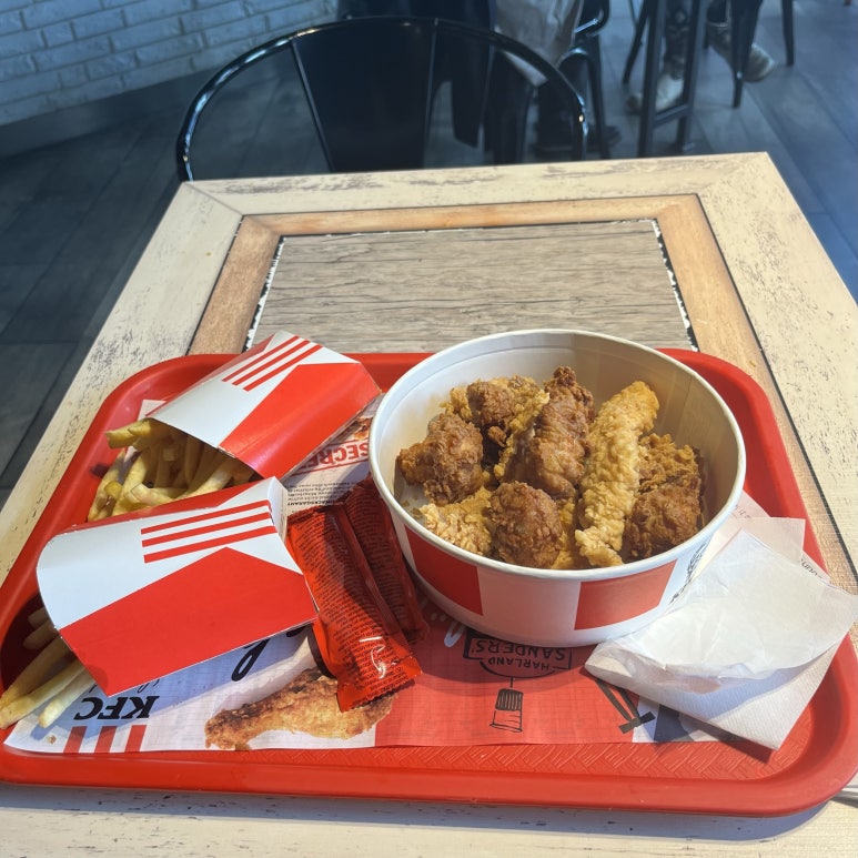 자전거를 열심히 타다 배가 고파서 KFC에 들어왔다.
