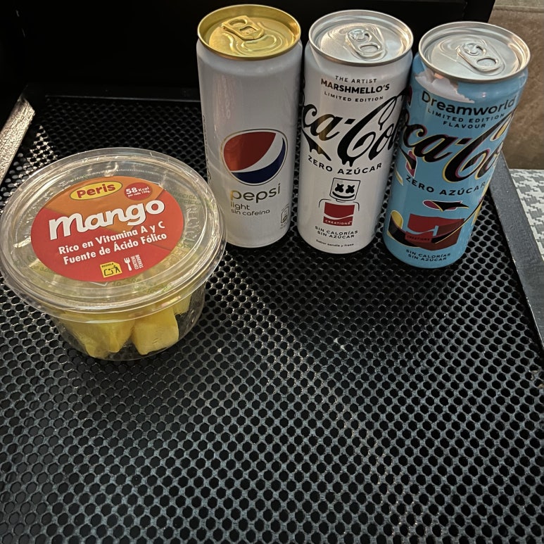 숙소에 들어가기 전에 어김없이 마트에 들러서 콜라, 과일 구경을 하다 신기한 콜라들을 발견해서 냉큼 사 왔다.