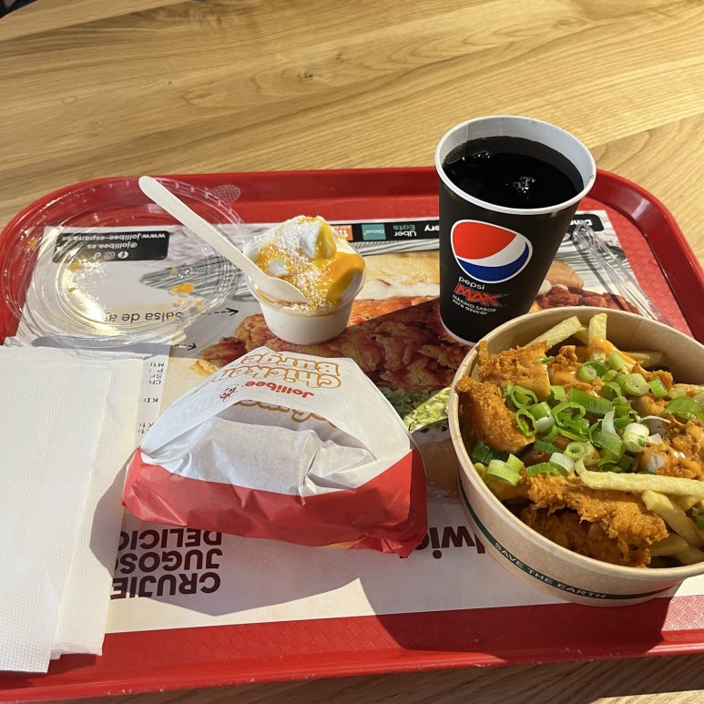다음날 아침 겸 점심으로 숙소 근처에 있던 졸리비에 갔다.
