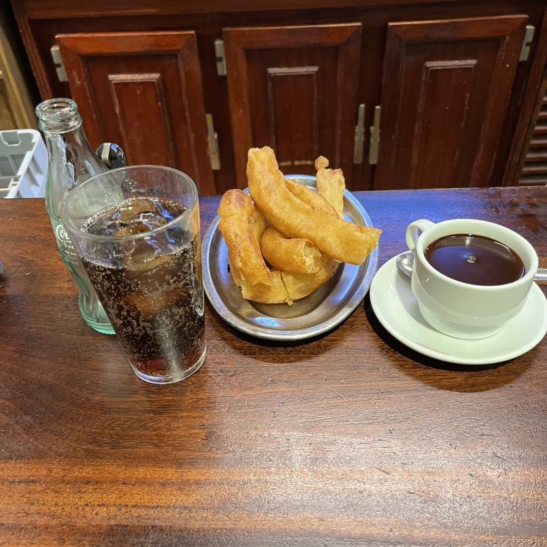 세비야에 도착 후 짐을 두고 근처에 추로스를 먹으러 나왔다.
