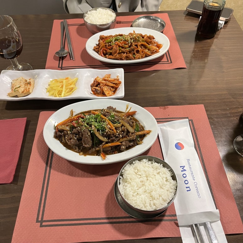 저녁 동행분과 합류 후 뭐 먹을지 고민하다가 근처에 한식당이 있어서 갔는데 우연히 딱 오픈 시간이 맞아서 들어갈 수 있었다.