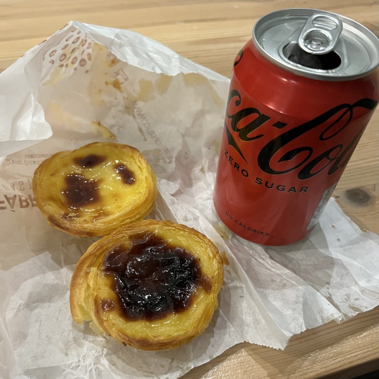 포르투갈에서 유명한 나타(에그타르트)다.