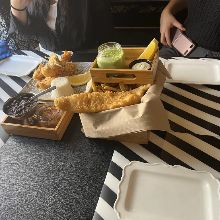 라고스에 도착하고 구경을 조금 하다 우리는 밥을 먹으러 갔다.