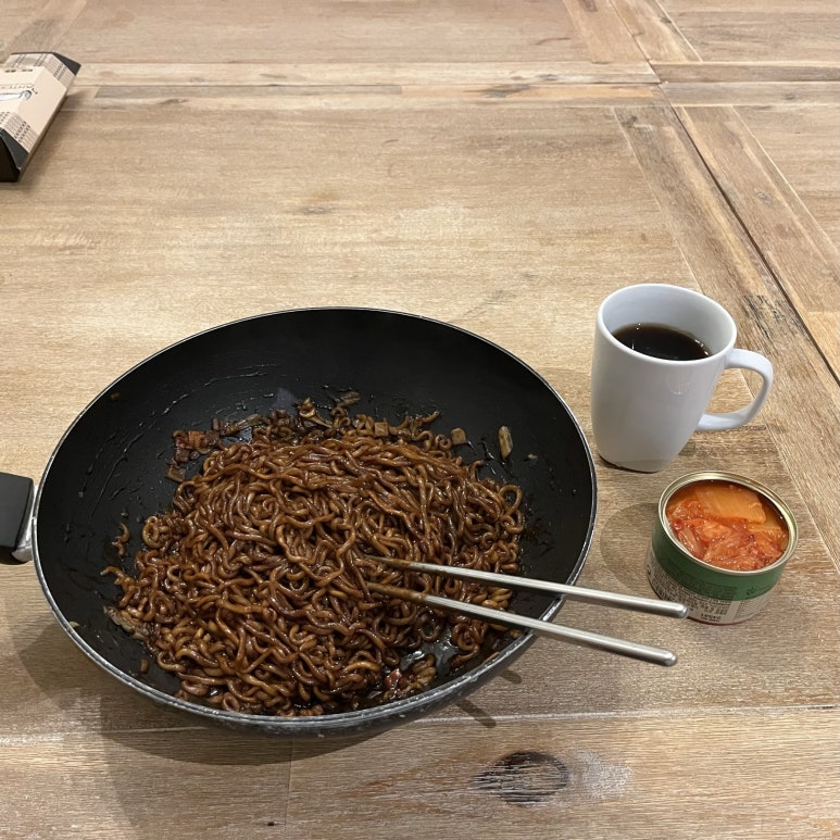 숙소에 들어가기 전에 중국 마트가 있어서 들어가 봤는데 한국 라면을 팔고 있었다.