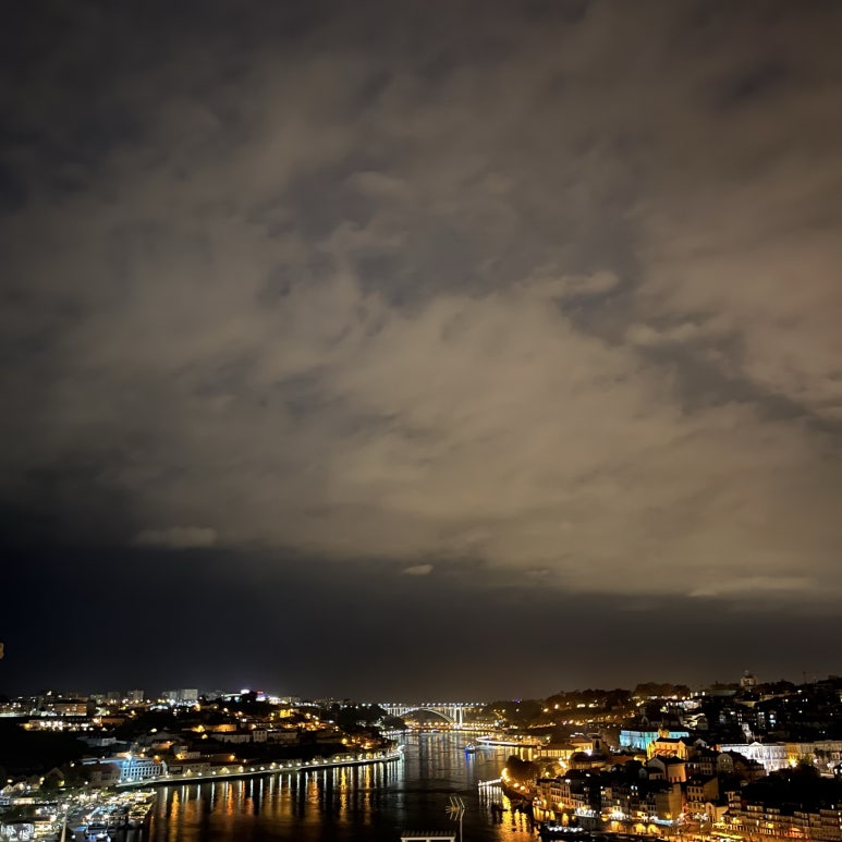 잠깐 비가 왔고 비가 그칠 때까지 기다리다 저녁을 먹으러 나왔다.