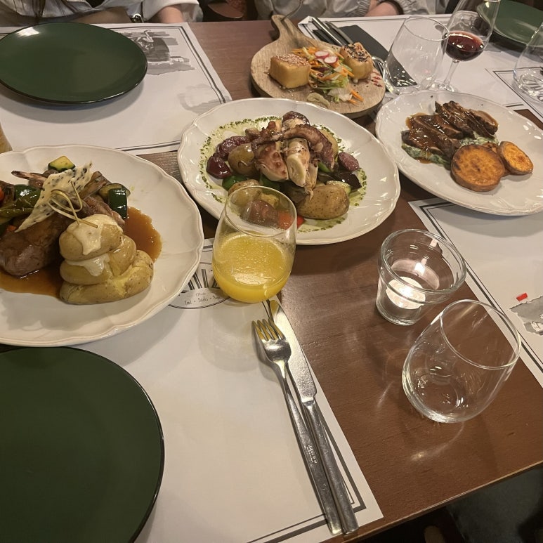 숙소에 도착하니 하나 둘 모이기 시작했고 사장님께서 떡볶이를 만들어주셨다.
