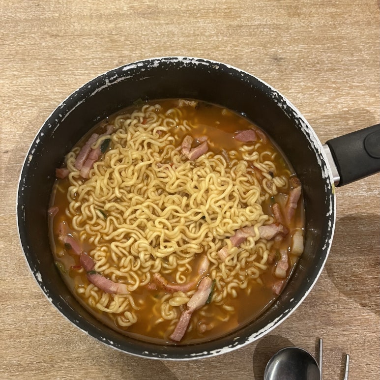 숙소에 일찍 들어와서 쉬고 있다 보니 새로 체크인하신 분들, 기존에 계시던 분들이 한 두 명씩 돌아오셨다.