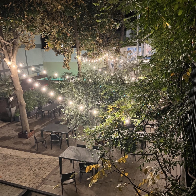 숙소로 돌아오니 예쁜 전구가 켜져 있었다.