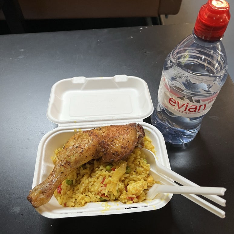 저녁은 숙소로 들어가기 전에 마트에서 사 갔다.