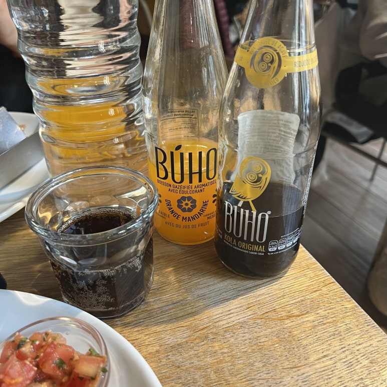 같이 점심을 먹으로 근처 타고 식당에 들어왔다.